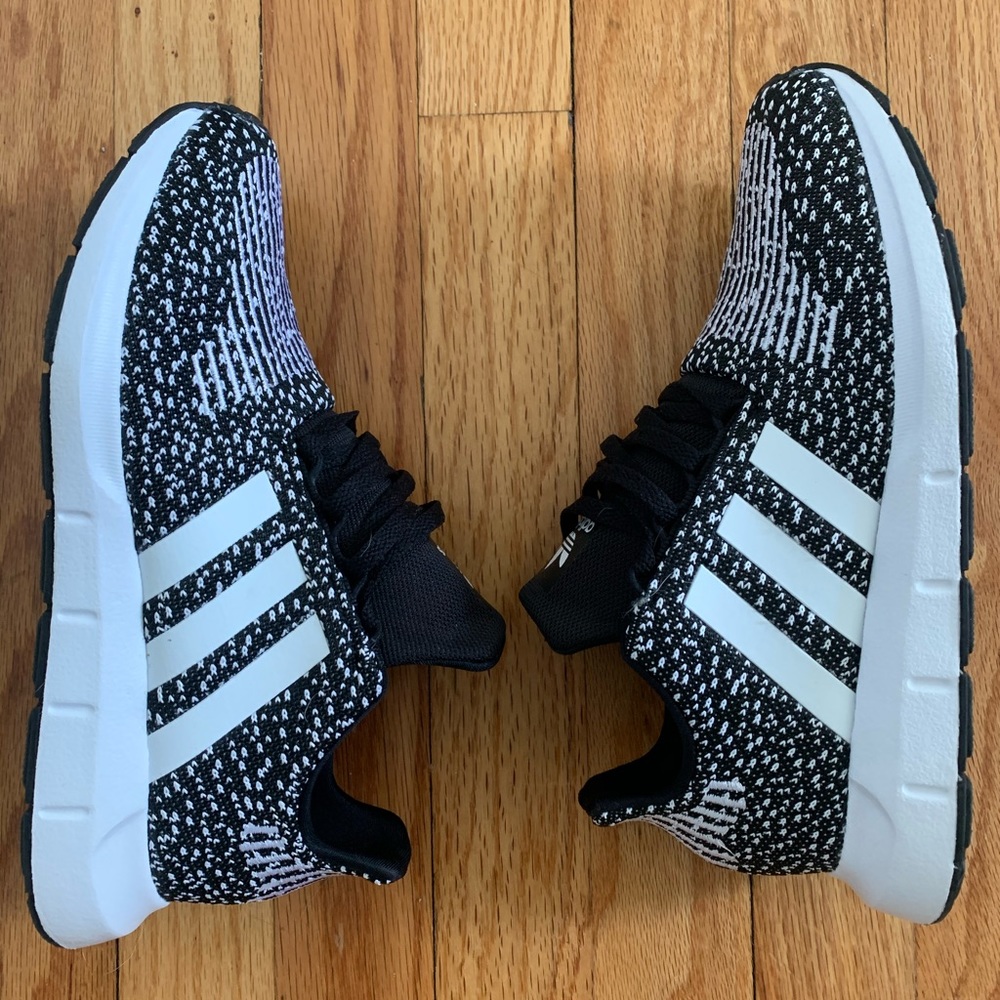 Adidas Swift - Core Black / Cloud White